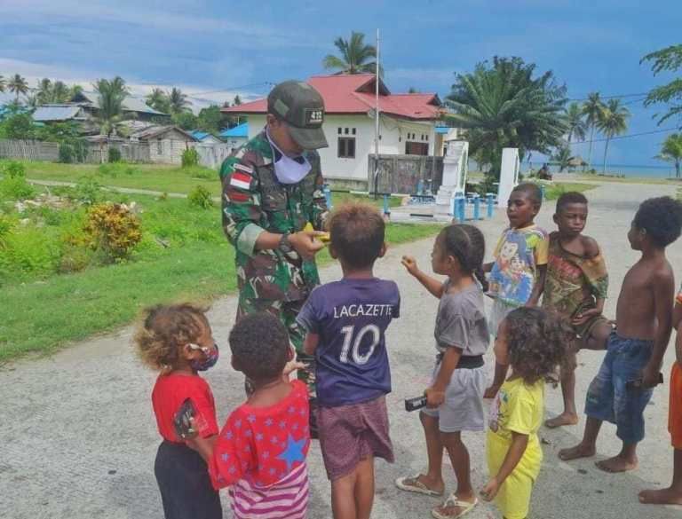 Anak anak Papua sangat senang saat diberi permen Oleh anggota TNI (Dokpri)