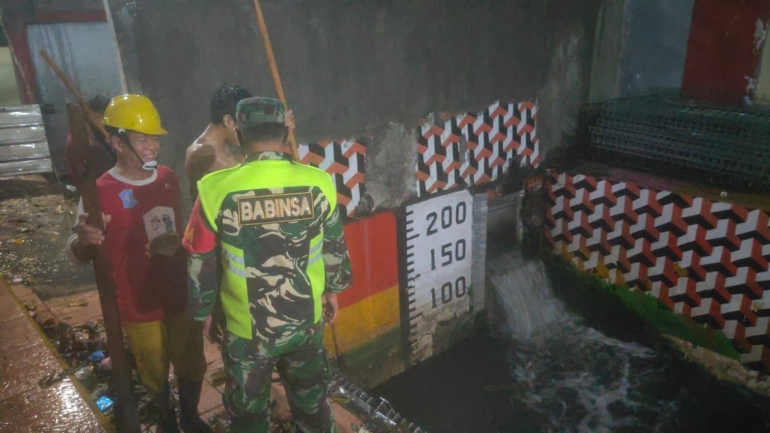 Siaga Banjir, Prajurit TNI Mulyorejo Pantau Ketinggian Air