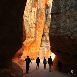 Pengunjung di Petra dalam bingkai alam. Sumber: koleksi pribadi