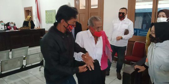 Sidang gugatan anak terhadap orang tua (Koswara) di PN Bandung. | Merdeka.com/Aksara Bebey