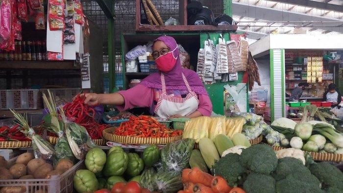 Seorang pedagang sayur dan buah di Pasar Kranggan pada Era Adaptasi Kebiasaan Baru. Sumber: Tribun Jogja.com