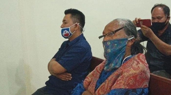 Mariamsyah saat mengikuti sidang perdana dalam gugatan ketiga anak kandungnya di PN Tarutung, (15/7/2020). | Tribunnews.com