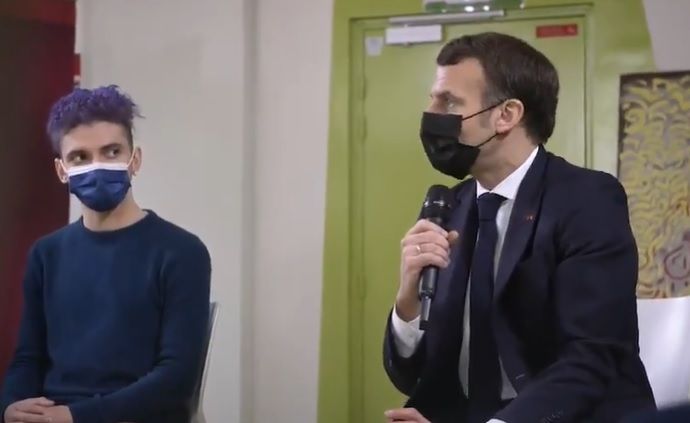 Presiden Prancis Emmanuel Macron bertemu mahasiswa menghadapi isu pandemi Covid-19, Kamis (21/1/2021). (Foto: Cuplikan video Twitter/Elysee)