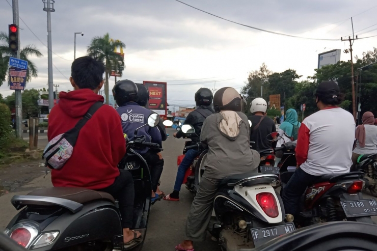 Pengendara tanpa helm masih sering terlihat di jalan raya Cibinong, Kabupaten Bogor (foto: widikurniawan)