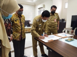 Penandatanganan MoU PSP oleh Pj. Walikota Makassar disaksikan Ka. LPMP Sulsel dan Kadis Dikbud Makassar (dokpri)
