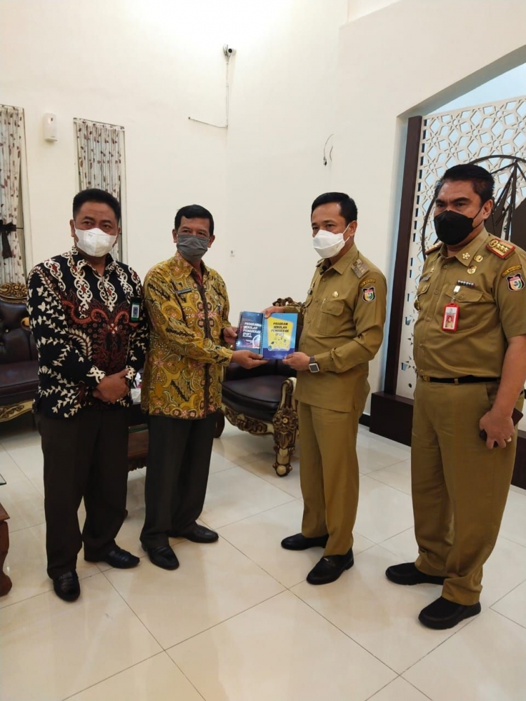 Penyerahan Booklet dan FAQ PSP kpd Pj. Walikota Makassar (dokpri)