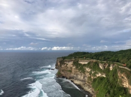 Pemandangan indah tebing tinggi di wilayah objek wisata Pura Luhur Uluwatu Bali yang menjadi salah satu daya tarik wisatawan (Dokpri)