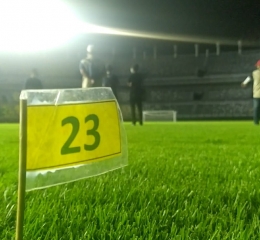 Salah satu titik pengukuran kerataan cahaya di lapangan pertandingan di Stadion GBT. Sumber foto : pribadi