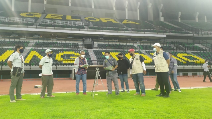 Tim DPRKPCKTR dan Tim Ahli ITS melakukan uji kerataan cahaya di lapangan utama Stadion GBT. Sumber foto : pribadi