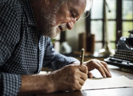Lelaki yang terus menulis (Ilustrasi: dorrancepublishing.com)
