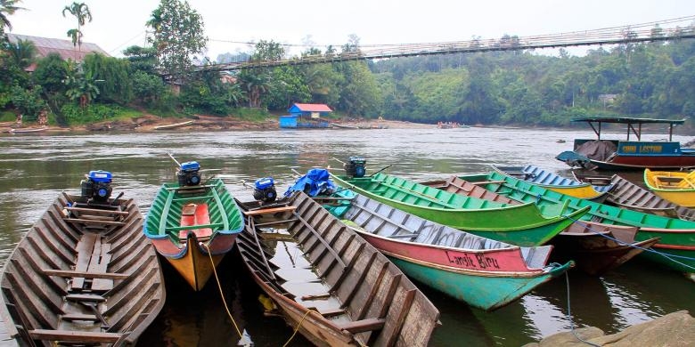 Sampan yang sedang menunggu penumpang | Foto diambil dari Kompas.com/Ronny Adolof Buol