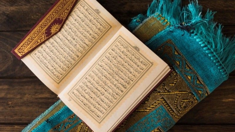 Ilustrasi ilawah Al-Qur'an Kunci Pendidikan Keluarga. Sumber foto : Freepik/Rof Maulana