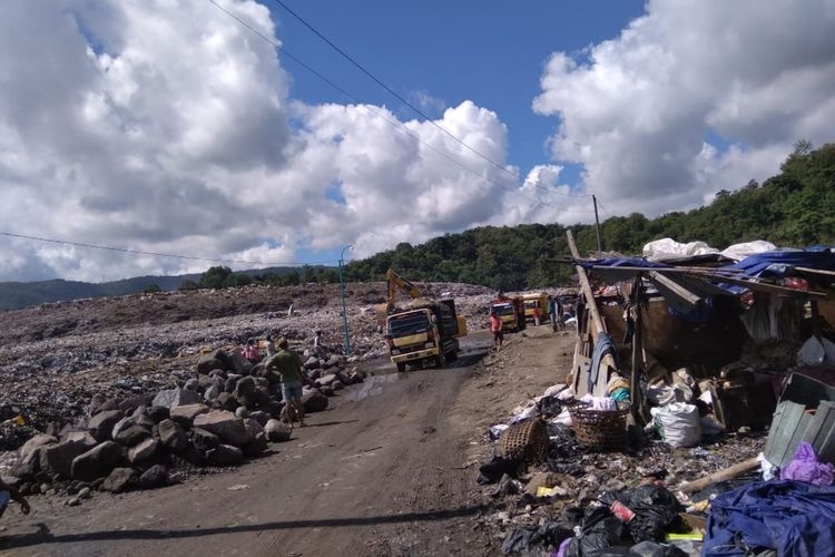 Truk pengangkut sampah sudah mulai beraktivitas di TPST Piyungan, Bantul, Jumat (29/3/2019) (KOMPAS.com/MARKUS YUWONO)