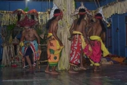 Foto: Kesenian tari tradisional dalam upacara pengobatan tradisional suku Dayak. (sumber: docplayer.info).