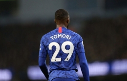 Fikayo Tomori bersama seragam Chelsea. Foto: Getty Images via 101greatgoals.com