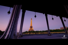 Eiffel di antara tiang jembatan Bir-Hakeim, Paris. Sumber: koleksi pribadi
