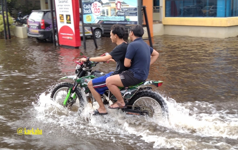 Enjoy Aja Berkendara di Tengah Musibah Banjir | @kaekaha