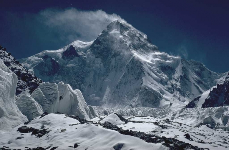 Gunung K2 (8,611 mdpl) akhirnya berhasil dipuncaki di tahun 2021 saat periode winternya . Sumber gambar: Kuno Lechner/wikimedia.org