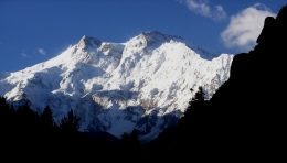 Nanga Parbat (8,125 mdpl), Gunung terakhir sebelum Gunung K2 yang berhasi dipuncaki saat winternya (2016).  Sumber gambar: Daniel Martin/wikimedia.org