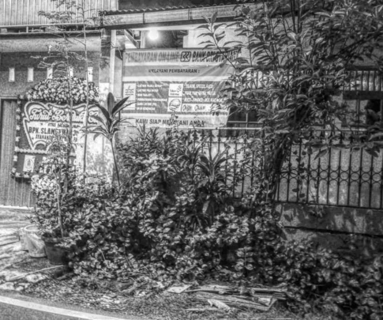 Deskripsi : Kondisi didepan Rumah Sepupu Mbak N yang lenggang di hari berduka I Sumber Foto : Dokumentasi pribadi