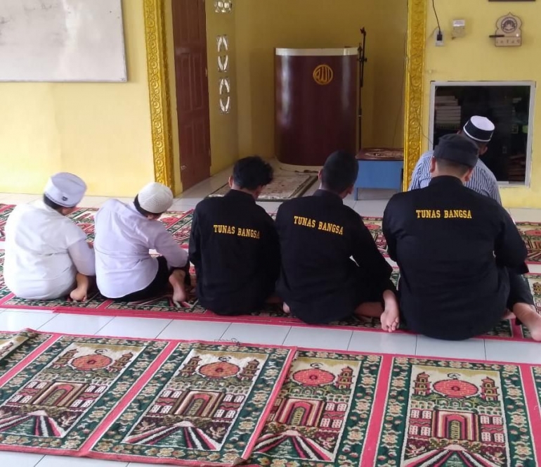 shalat zuhur berjama'ah bersama