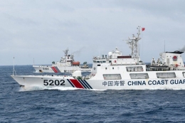 China Coast Guard-5202 dan China Coast Guard-5403 saat membayangi KRI Usman Harun-359 di Laut Natuna Utara, 11/ 01/ 2020 (Foto: Antara/ M Risyal Hidayat).