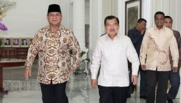 Jusuf Kalla (kanan) menerima kunjungan Ketum Partai Gerindra Prabowo Subianto, di Istana Wapres, Jakarta, 21 Oktober 2014. Kunjungan Prabowo tersebut untuk silaturahmi dan mengucapkan selamat kepada Wapres. Foto : ANTARA/HO/Setwapres- Samsu Hadi