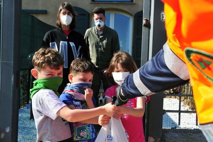 Pandemi Covid-19 ini membuat sekecil apapun nilai donasi menjadi semakin berarti (Ilustrasi:Jennifer Lorenzini/Reuters via businessinsider.com)