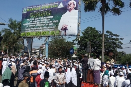 Kawasan Puncak Bogor Jawa Barat dipadati ribuan jemaah simpatisan dari Front Pembela Islam (FPI) pada Jumat (13/11/2020).(KOMPAS.COM/AFDHALUL IKHSAN)