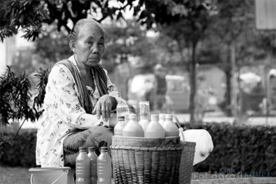 Foto Penjual Jamu (sumber: goodnewsfromindonesia.id)