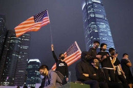  Demonstran Hongkong kibarkan bendera. Amerika Serikat / Sumber : SindoNews.com