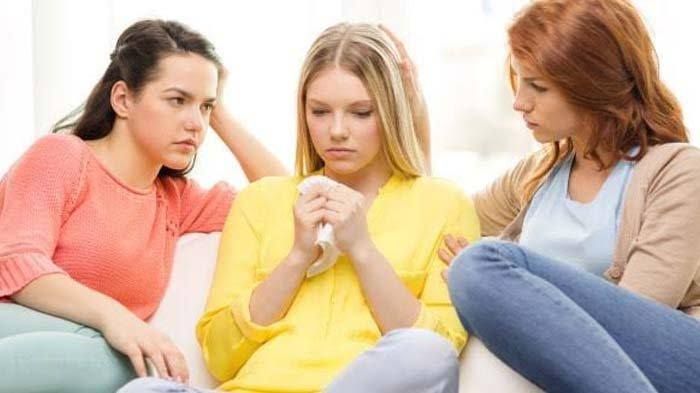 Seorang Sahabat yang Tengah Curhat. Sumber via Tribunnews