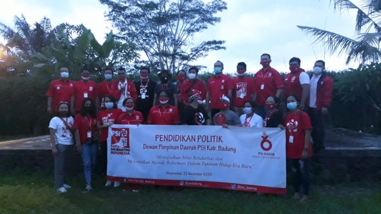 Kader - kader PSI Kab.Badung-Bali ,Foto bersama DPP PSI Jakarta ,DPW PSI Bali dan Ketua DPD Kab.Badung selesai mengikuti pendidikan Politik ( Minggu, 22 /11/2020 )/dokpri
