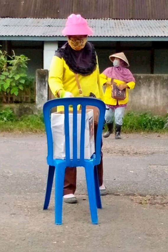 Ibu-ibu dari Dinas Kebersihan Kota di depan Posko (Dokumentasi Pribadi Zaldychan)