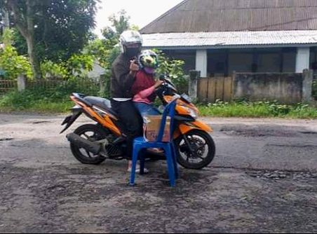 Ayah dan Anak di depan Posko (Dokumentasi Pribadi Zaldychan)