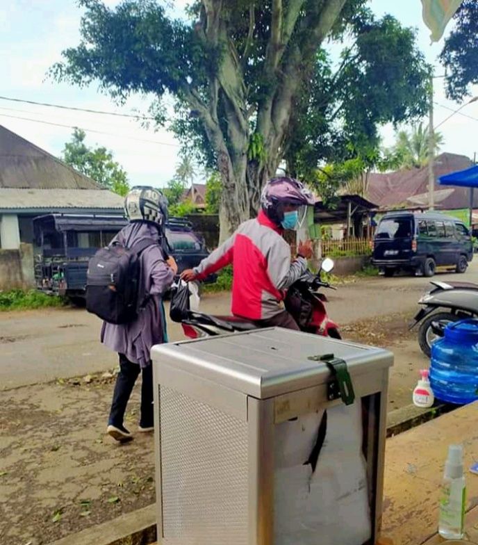 Pasangan yang berhenti di depan Posko (Dokumentasi Pribadi Zaldychan)