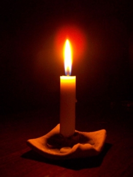 Ilustrasi api yang selalu menerangi kegelapan. Foto: maulanusantara.wordpress.com