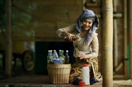 Ilustrasi Orang Bijak Minum Jamu, Orang Hebat Pakai Jimat (Sumber: Mediakita.co)