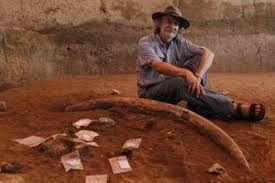 Mike Morwood, arkeolog Australia yang menemukan Homo Florensiensis bersama arkeologi Puslit Arkenas, Indonesia. Sumber: Sains Kompas