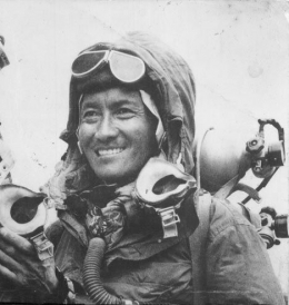 Sherpa Tenzing Norgay  bersama dengan Edmund Hilary menjadi manusia  pertama yang mencapai puncak Everest di tahun 1953. Sumber gambar: wikimedia.org