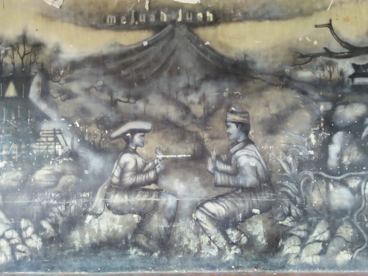 Kreasi mural pada dinding sebuah balai desa di Siosar: Sepasang Penari Karo dengan latar belakang Gunung Sinabung dan Perkampungan Karo 