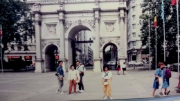 Dokumentasi pribadi |Salah satu sudut kiri Trafalgar Square, aku dengan keluargaku. Sayang sekali, foto2 di Trafalgar Square, sudah rusak karena berjamir, huhuhu .....