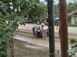 Pengendara terjatuh di Jalan Sukatani akibat jalanan licin oleh tanah merah yang berceceran saat hujan | tribunnews.com