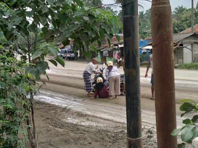 Pengendara terjatuh akibat jalanan licin di Jalan Sukatani, Purwakarta | tribunnews