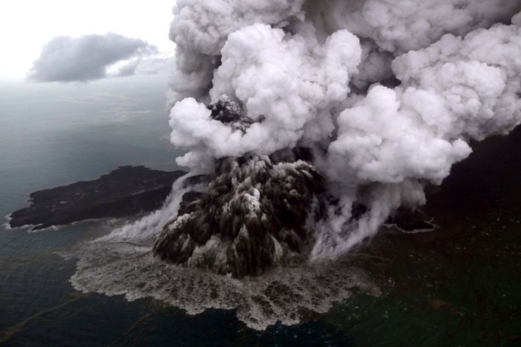 Gunung anak krakatau. letusan dahsyat 26/08/1883 menyebabkan gempa dan merenggut 36.417 jiwa (sumber gambar: www.kompas.com/)