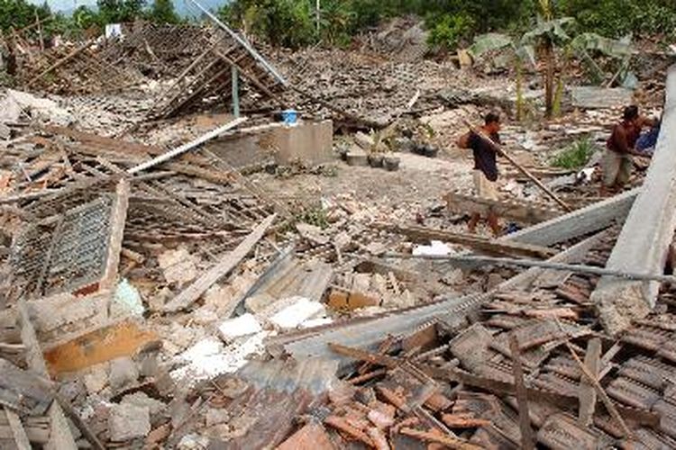 Dapak kerusakan di Dusun Sarap Cilik, Klaten 28/05/2006 (sumber gambar: www.kompas.com)