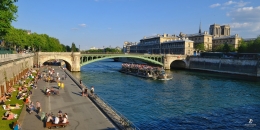Suasana tepi sungai Seine dan Bateaux Mouches. Sumber: koleksi pribadi