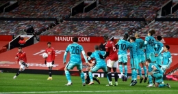 Bruno Fernandes mencetak gol ketiga Manchester United ke gawang Liverpool. Foto: Phil Noble-Pool/Getty Images on irishtimes.com
