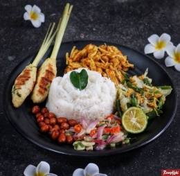 Nasi Campur Bali (Sumber : www.resepkoki.id)