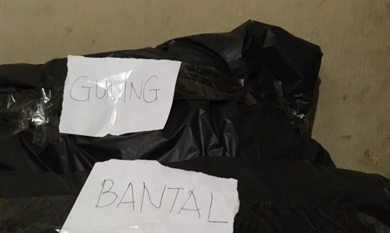 Trash bag berisi bantal dan guling yang saya pakai saat sakit. | Dokpri Widha Karina